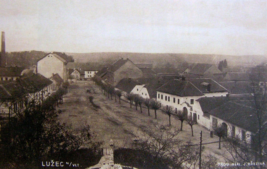 034 Lužecká náves s pomníkem padlým v I.světové válce, cca.1940